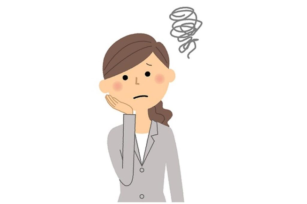 Una donna riflette, con espressione pensierosa, davanti a uno specchio, cercando chiarezza emotiva.