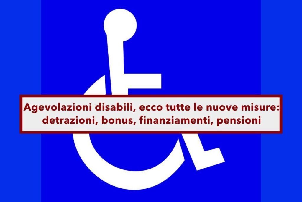 Persona in sedia a rotelle accanto a un'auto adattata, simbolo di accessibilità e inclusione.