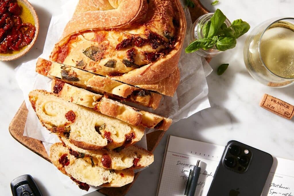 Immagine di pane bianco su tavola di legno, simbolo di carboidrati e impatto sulla salute.