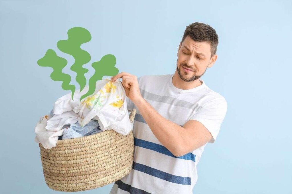 Cesta di panni sporchi con bicarbonato e olio essenziale per eliminare cattivi odori.