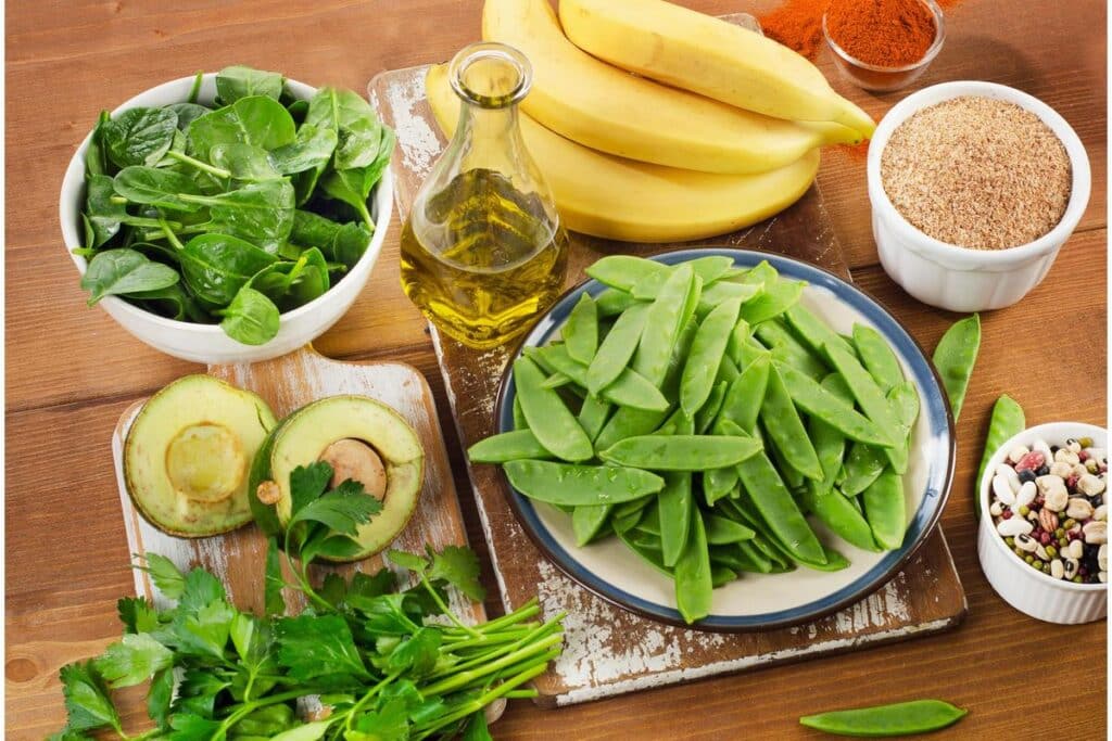 Un piatto colorato con verdure a foglia verde e formaggi fermentati, ricchi di vitamina K.